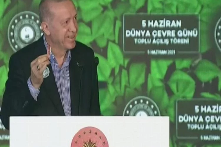 Erdoğan, "Doğal makasınız yok mu?" diyerek cebinden çakı çıkardı