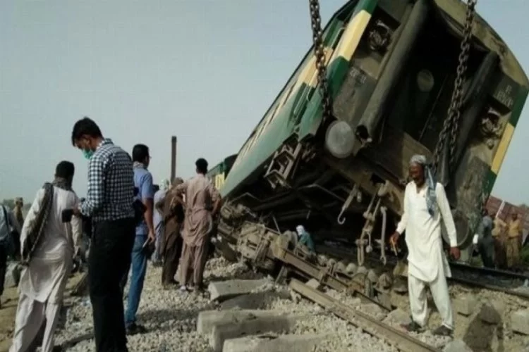 Pakistan'daki tren kazasında ölenlerin sayısı 62'ye yükseldi