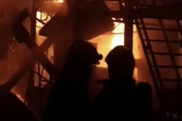 Bursa'da geri dönüşüm fabrikası cayır cayır yandı!