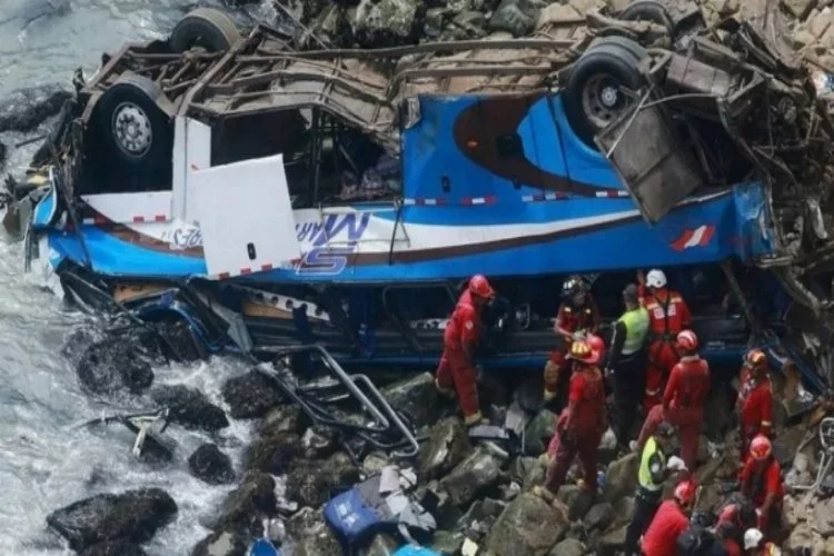 Peru'da otobüs uçuruma yuvarlandı: 17 ölü
