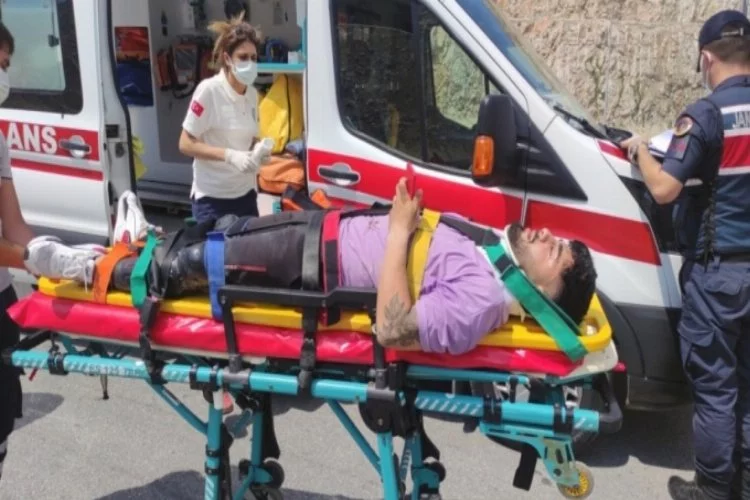 Bursa'da virajı alamayan motosikletin sürücüsü yaralandı