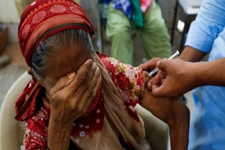 Pakistan'da aşıyı reddedenlerin cep telefonları bloke edilecek