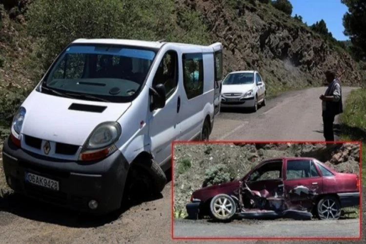 Sivas'ta otomobil ile minibüs çarpıştı