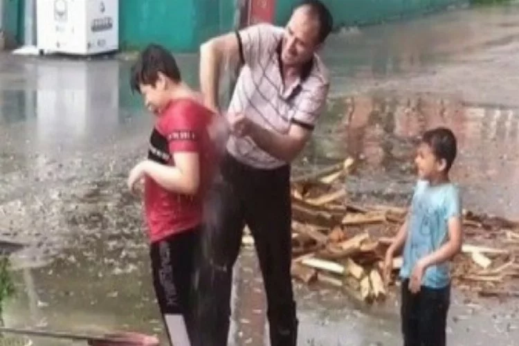 Bursa'da saçaktan akan yağmur suyunda aile boyu duş!