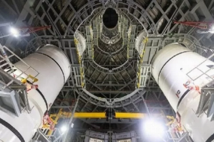 NASA dev roketleri birleştiriyor: Ay'a ilk kadını taşıyacak