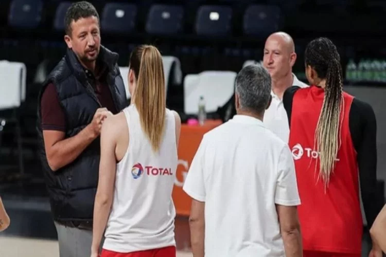 Hidayet Türkoğlu, A Milli Kadın Basketbol Takımı oyuncularıyla bir araya geldi