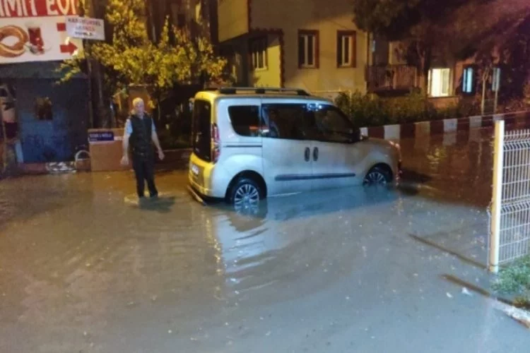 Bursa'da sağanak etkili oldu, cadde ve sokaklar su altında kaldı