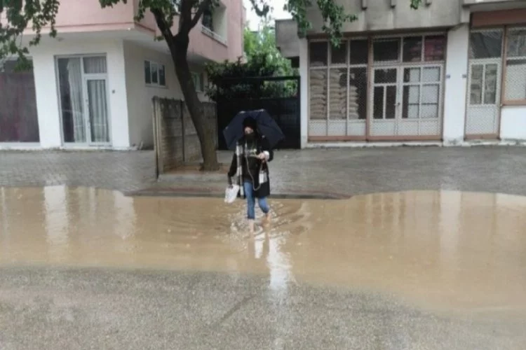 Bursa'da sağanak yağış hayatı felç etti!