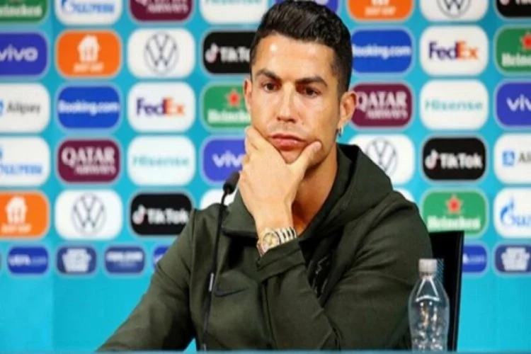 Ronaldo basın toplantısında örnek hareket! 'Su için' mesajı verdi