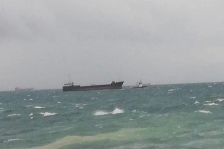 Panama bayraklı kargo gemisi sürüklendi