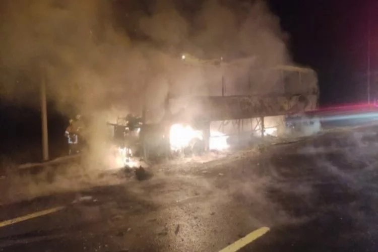 Bursa'da lastiği patlayan otobüs alev alev yandı!