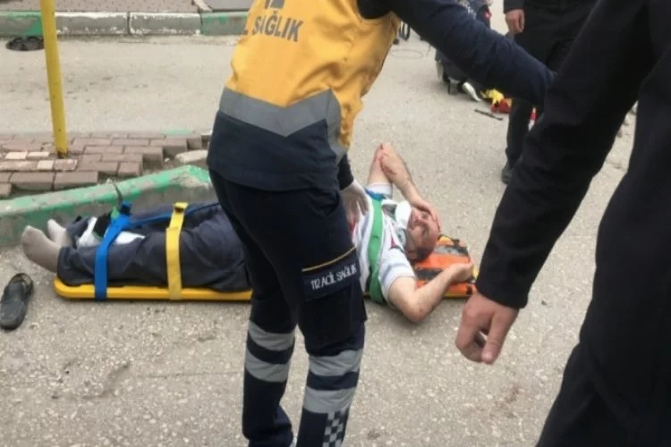 Bursa'da otomobil otobüs durağına daldı: 5 yaralı