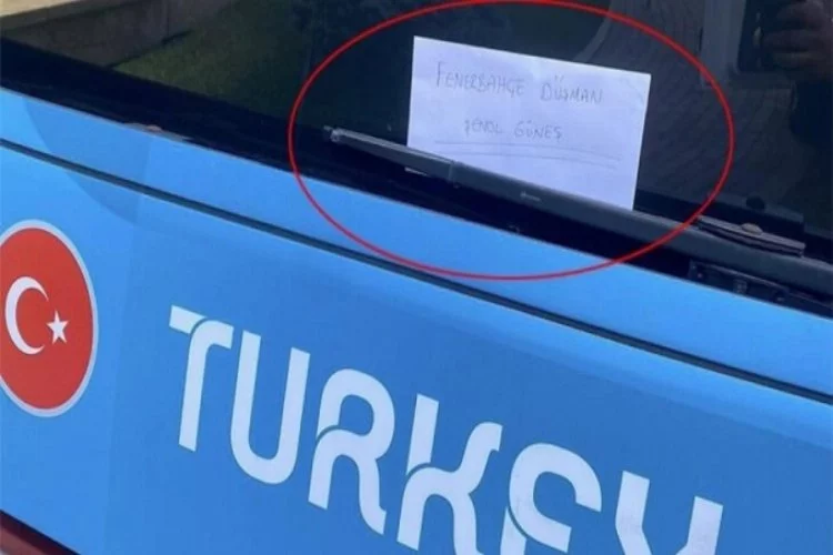A Milli Takım otobüsüne olay yazı! 'Fenerbahçe düşmanı Şenol Güneş'