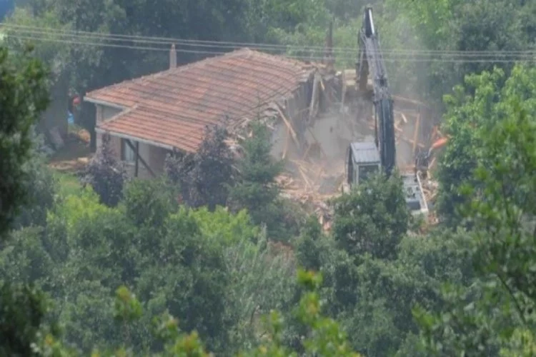 İYİ Partili Türkkan'ın çiftliğindeki kaçak yapılar yıkılıyor