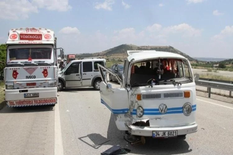 4 aracın karıştığı trafik kazasında 4 kişi yaralandı