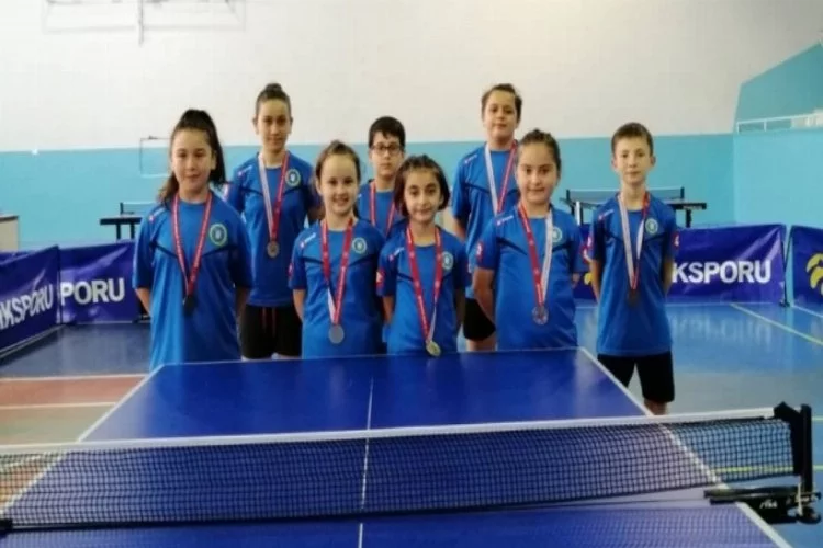 Bursa Büyükşehir Belediyesporlu masa tenisçiler kürsüyü boş bırakmadı
