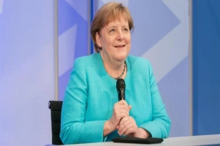 Merkel'in yorgunluktan gözlerini açamadı