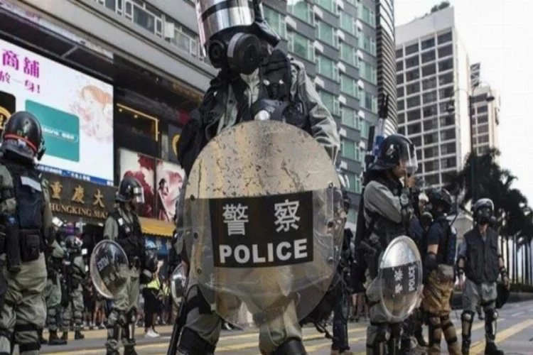 Hong Kong polisinden üniversiteye baskın