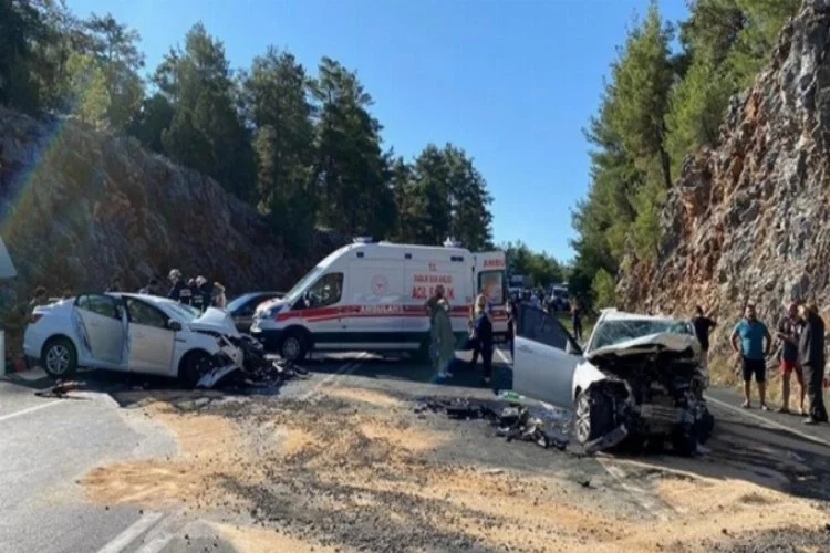 Antalya'da iki otomobil çarpıştı: 1 ölü, 6 yaralı