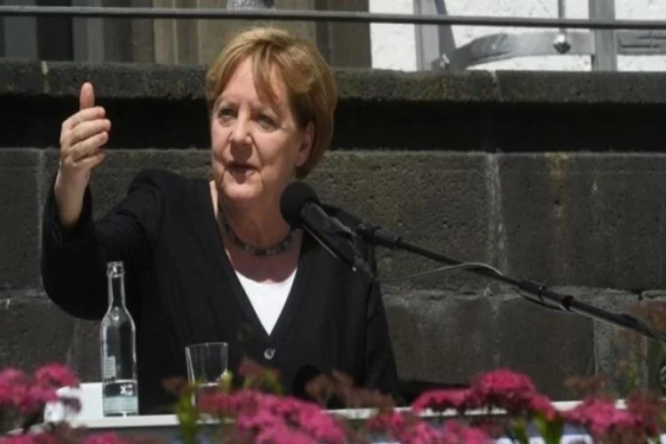 Angela Merkel afet bölgesine gitti