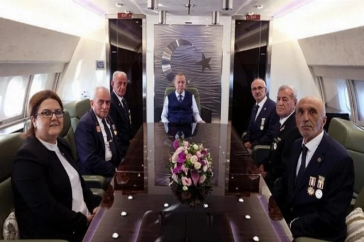 Erdoğan, Kıbrıs gazileriyle uçakta bir araya geldi