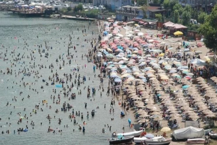 Amasra'nın nüfusu 10 kat arttı, plajda şemsiye açacak yer kalmadı!