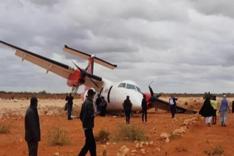 Somali'de yolcu uçağı toprak zemine indi