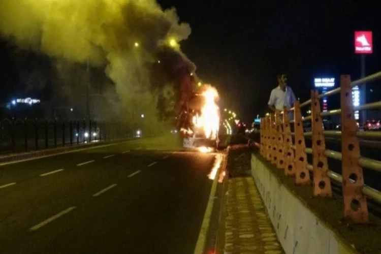 Seyir halindeyken yanmaya başlayan yolcu otobüsü hurdaya döndü