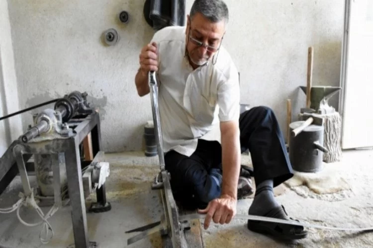 Bursa'da bıçakçılığı 50 yıldır 9 metrekarelik atölyesinde yaşatmaya çalışıyor
