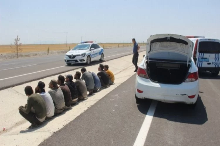 Uygulama noktasından kaçan otomobilden 10 göçmen çıktı