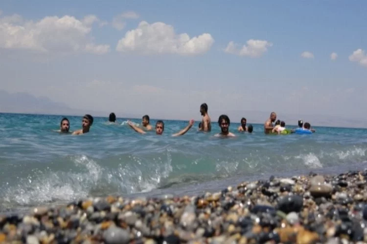 Türkiye'nin tek mavi bayraklı plajı, tatilcilerin akınına uğradı