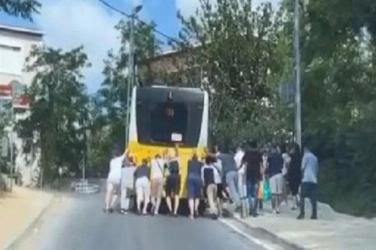 Sarıyer'de arıza yapan İETT otobüsünü yolcular itti