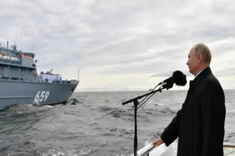 Putin, Rus denizcilerin Donanma Günü'nü kutladı