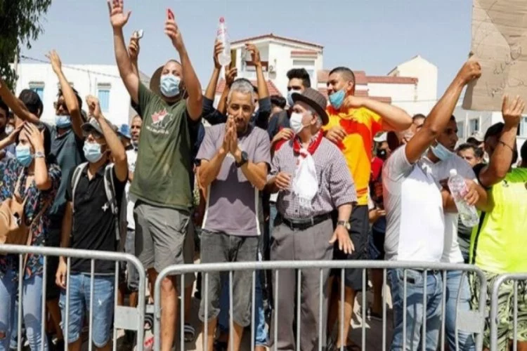 Tunus'ta güvenlik güçleri Al Jazeera ofisini bastı