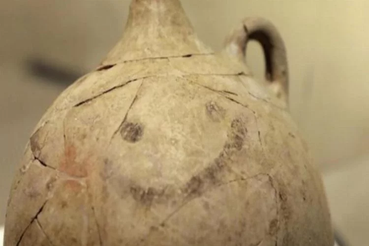 Dünyanın ilk 'gülücük' emojisi sergileniyor! 4 bin yıllık