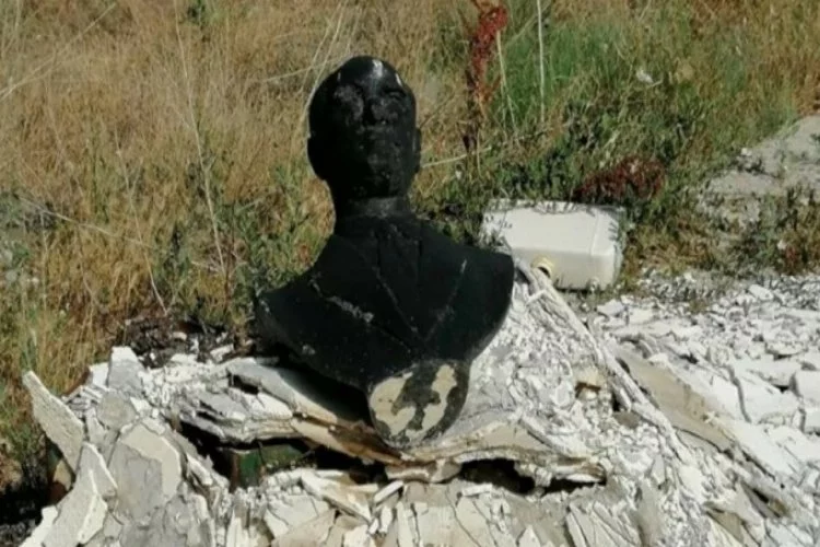 Atatürk büstünü yakıp çöpe attılar