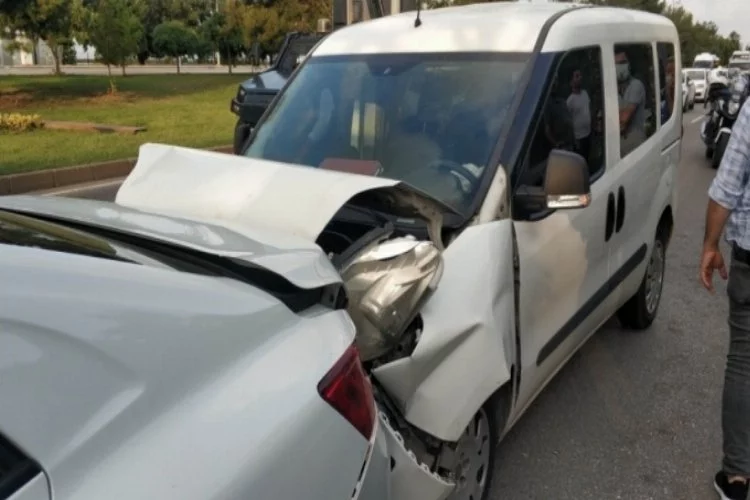 4 aracın karıştığı zincirleme kazada 1 polis yaralandı