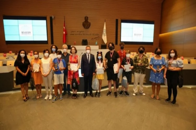 Bursa Nilüfer'de yarışmada dereceye giren karikatür atölyesi öğrencilerine ödül