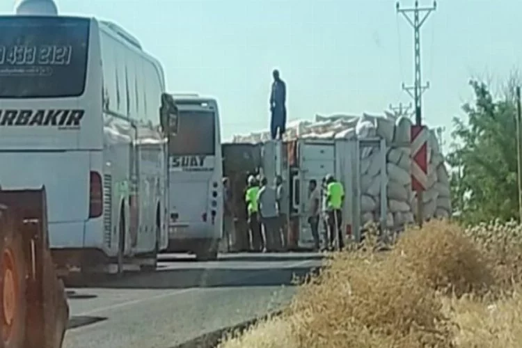 Diyarbakır'da saman yüklü kamyon devrildi: 2 yaralı