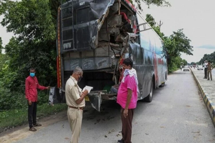 Yol kenarında uyuyan işçilere kamyon çarptı: 18 ölü