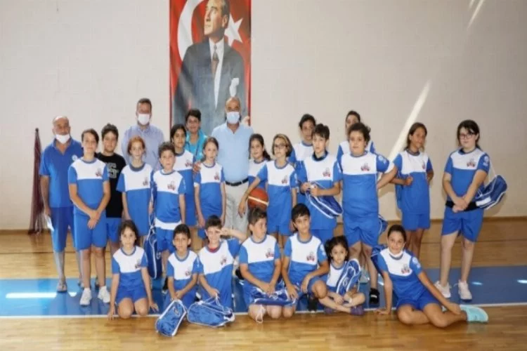 Bursa'da genç basketbolculara formalar Başkan Türkyılmaz'dan
