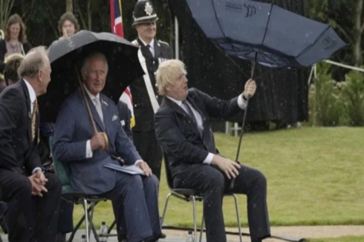 Boris Johnson'ın şemsiye ile imtihanı güldürdü