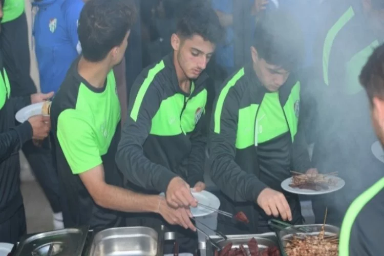 Bursasporlu oyuncular mangal partisinde moral depoladı