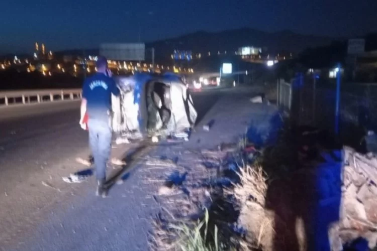Bursa'da bariyere çarpan otomobil takla attı: 3 yaralı