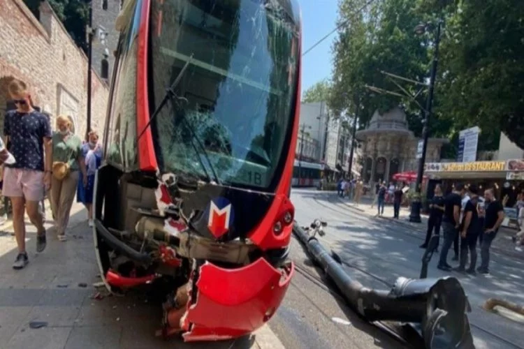 İstanbul'da raydan çıkan tramvay elektrik direğine çarptı