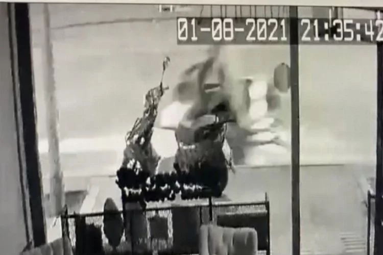 Bursa'da motosikletli ve oğlunun yaralandığı kaza kamerada