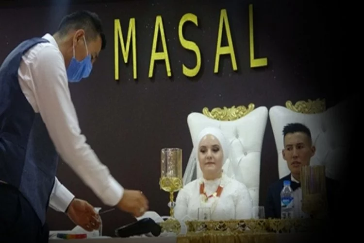 Kırgız çiftin düğününde aşıya dikkat çekmek için pos cihazıyla takı takıldı