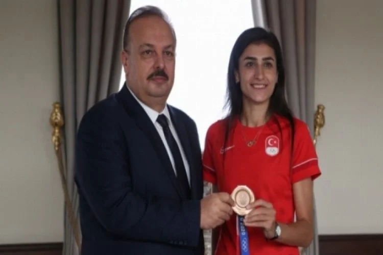 Bursa Valisi Canbolat, milli sporcu Hatice Kübra'yı, kabul etti