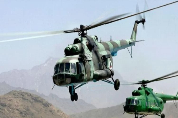 Hindistan'da askeri helikopter baraja düştü
