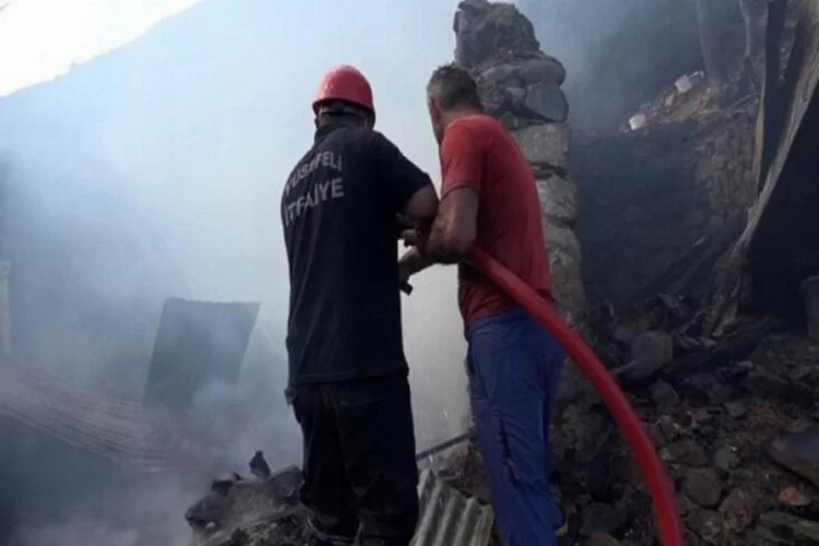 Yusufeli'nde 33 ev yandı! Soğutma çalışmaları sürüyor